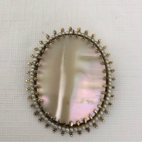Woman’s Vintage Abalone Shell Brooch with pearls can also be worn on a chain. - Picture 1 of 4